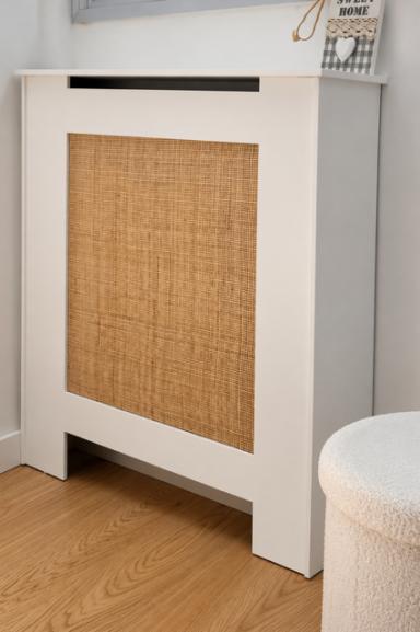 Mueble blanco con panel de mimbre, ubicado en un ambiente minimalista.