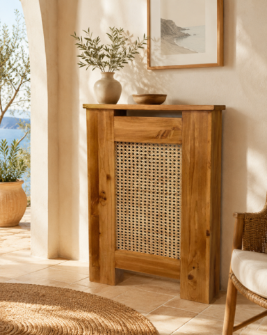 Mueble de madera con panel trenzado, decorado con plantas y vistas al mar.